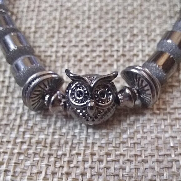 Owls! Bird Lovers! Monochromatic! Dark Gray! Gunmetal Stretch Bracelet - Picture 1 of 7